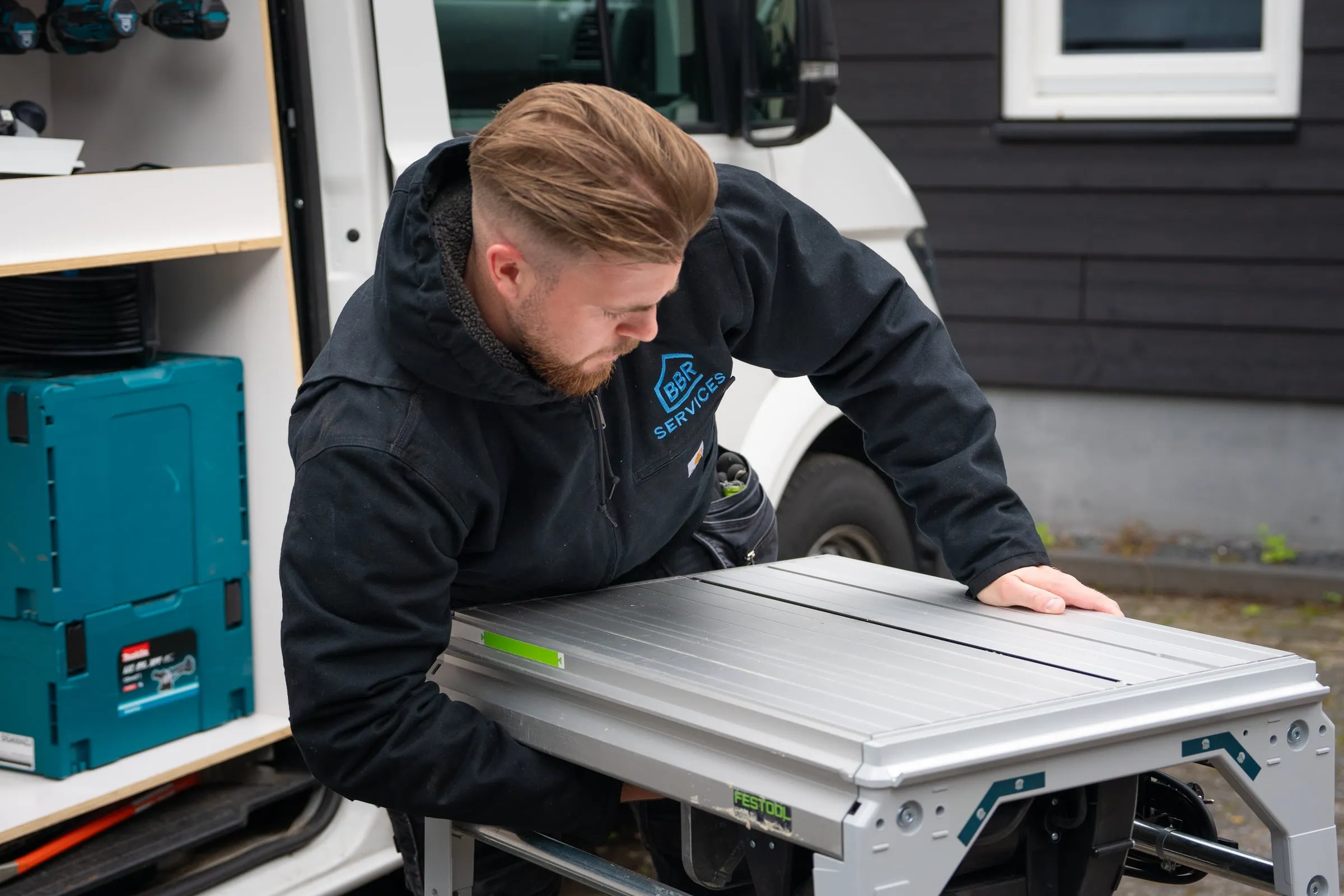 Steven pakt de zaagtafel uit de bus