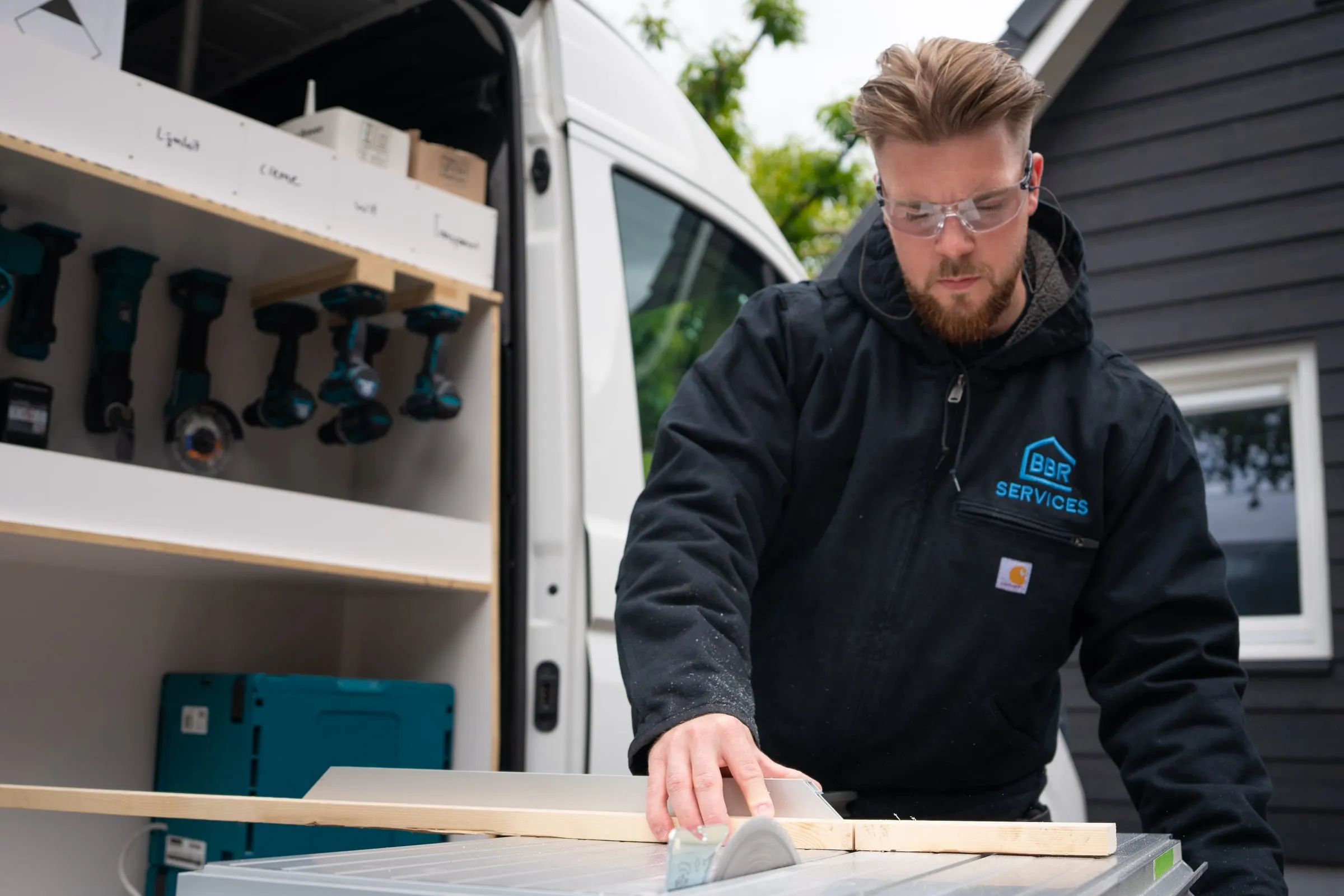 Plank wordt door de tafelzaag geschoven