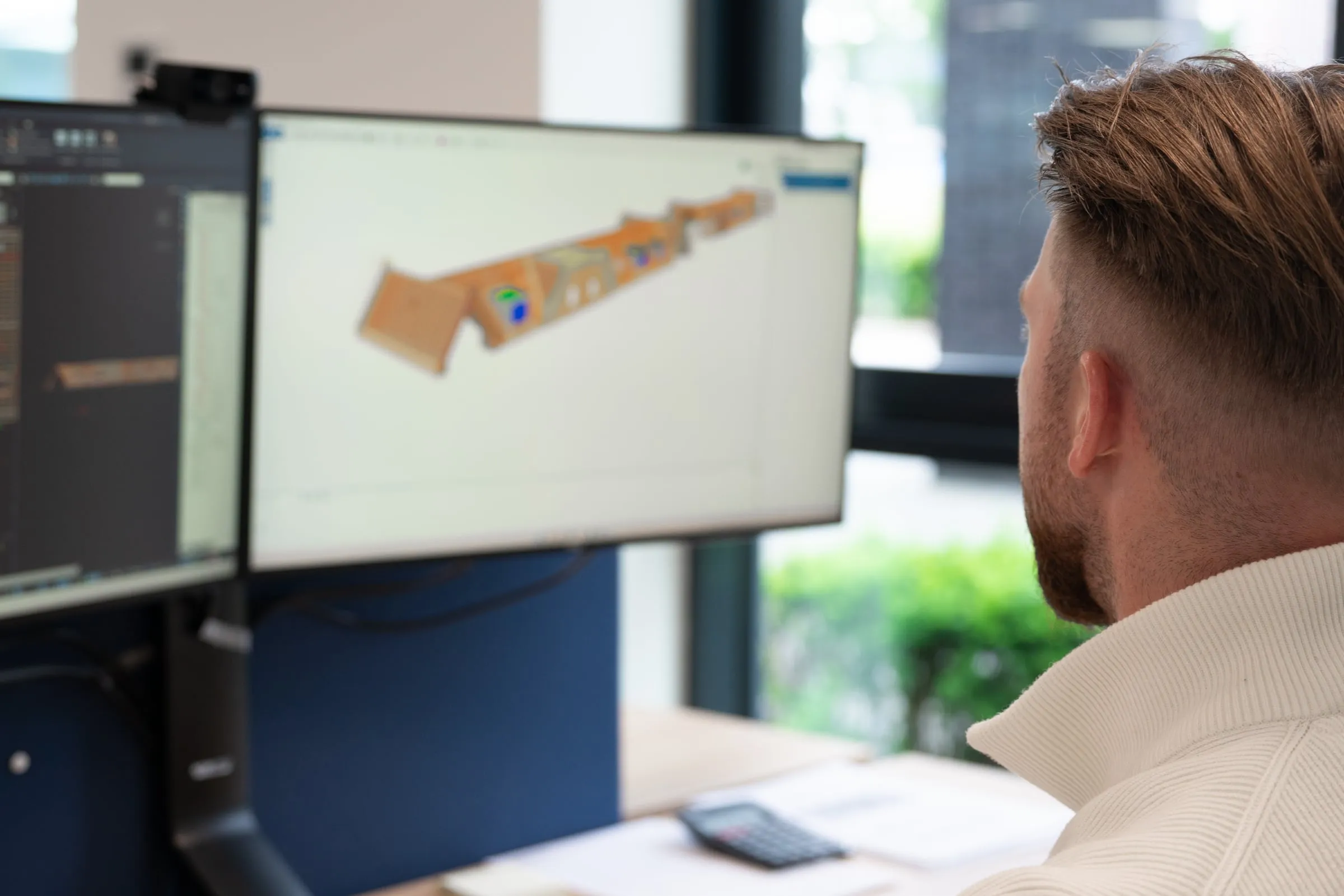 Steven bekijkt het 3D-model van de kapconstructie