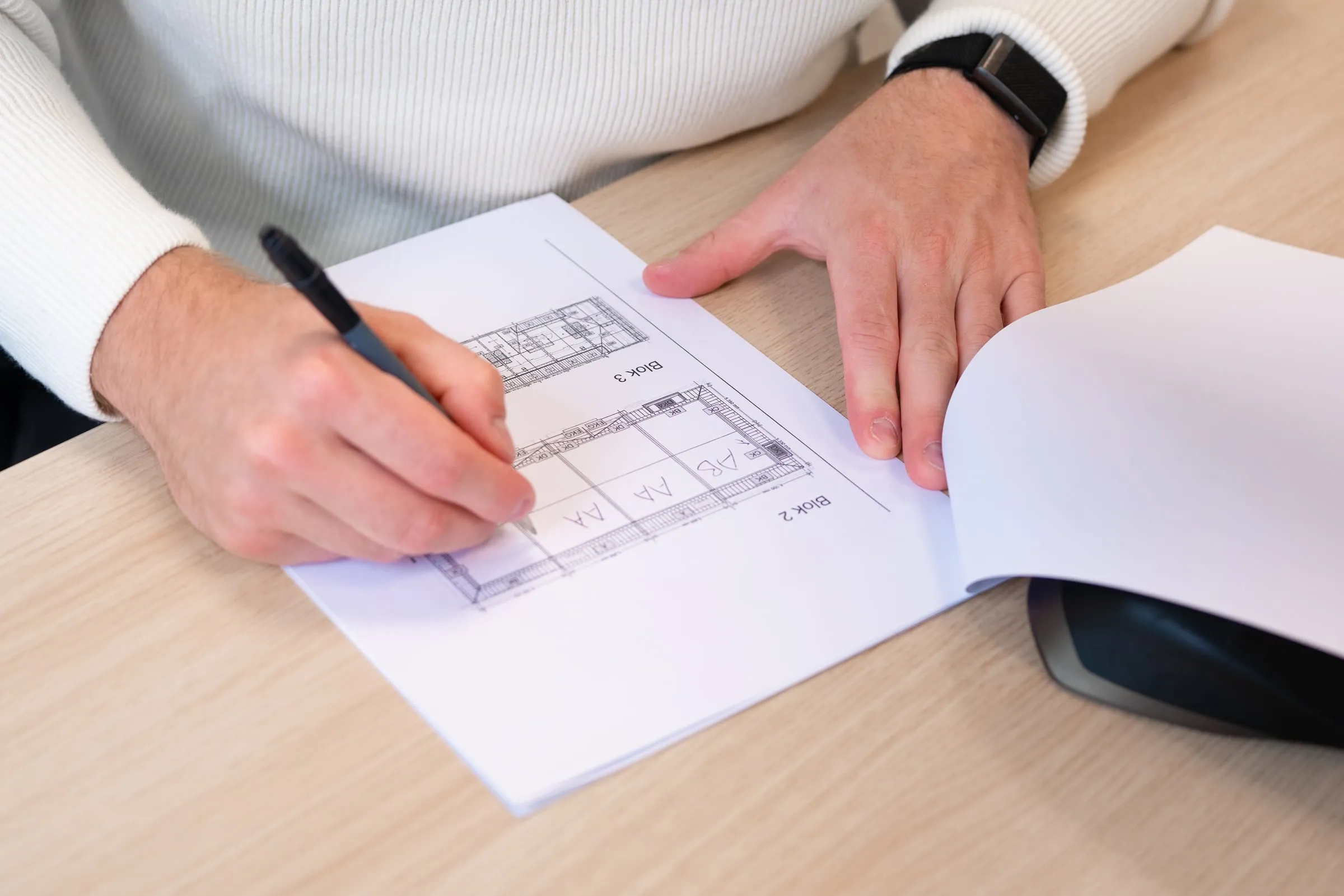 Pen op een geprinte plattegrond