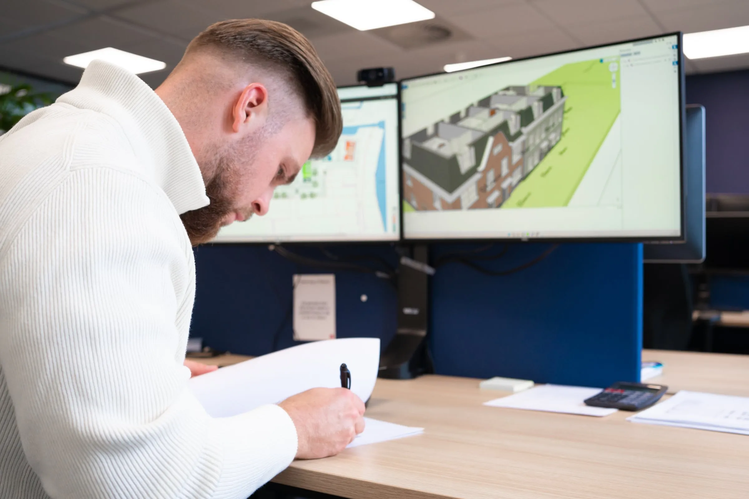Steven tekent een detail uit naast het 3D-model