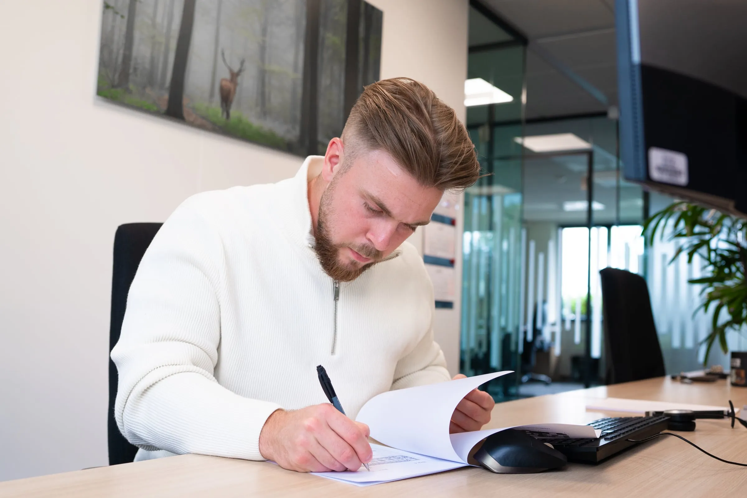 Steven controleert de tekening op papier
