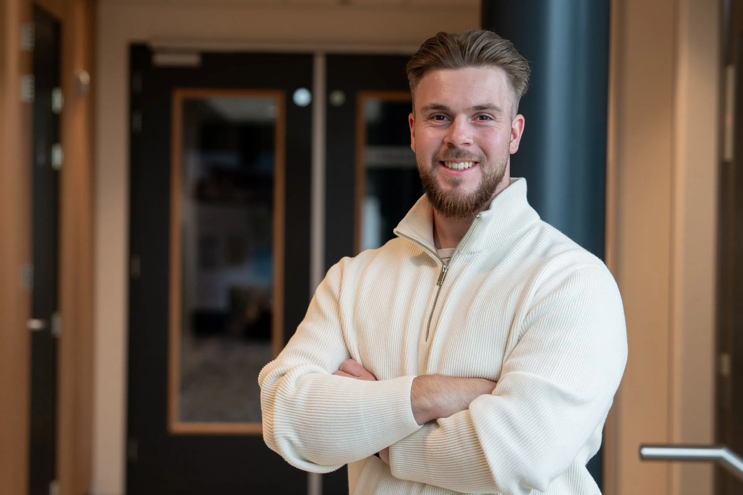 Portret van Steven Bakhuis, lachend met armen over elkaar